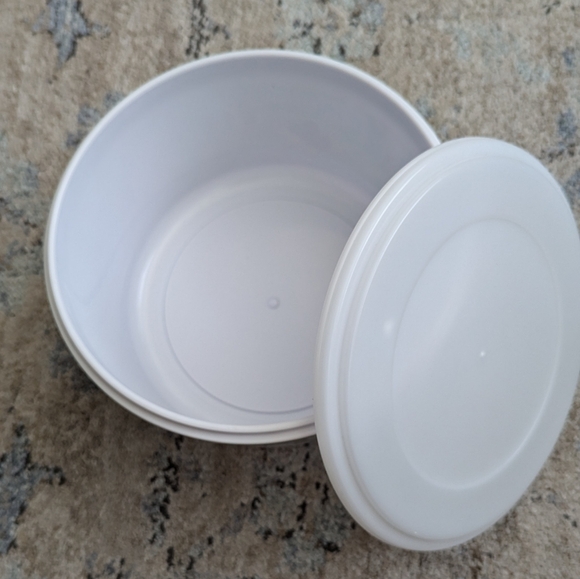 Disney/Kellogg 8 x 4 in plastic bowl w/snap on lid - Picture 4 of 5